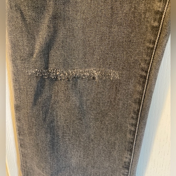 Madewell perfect vintage gray jeans with a single distress on the right leg - Picture 4 of 8